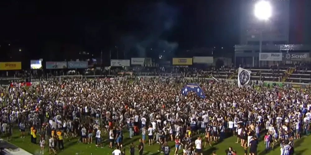 Torcedores alvinegros comemoraram no gramado junto com os jogadores