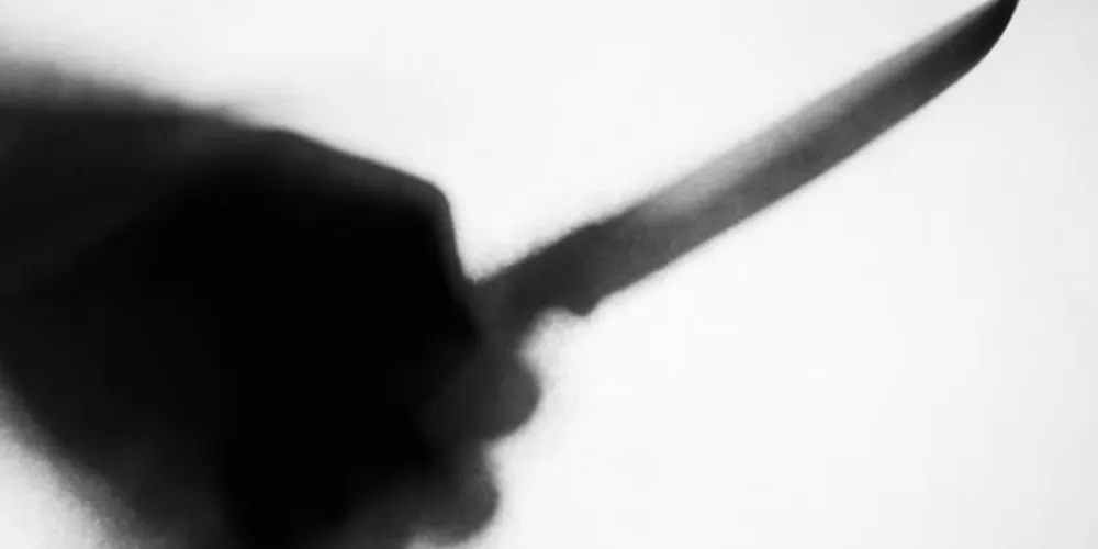 Mão segurando uma faca