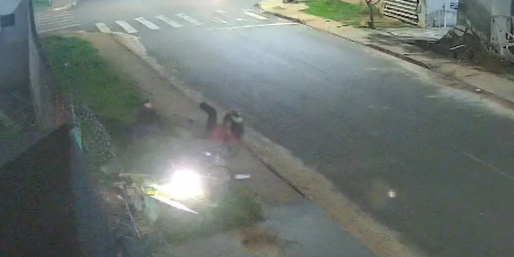 Câmera de segurança flagrou o momento do acidente com o motociclista