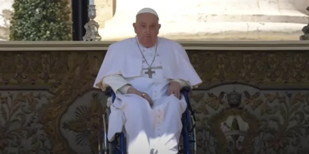 Francisco chegou ao local conduzido em uma cadeira de rodas e cumprimentou a multidão de fiéis