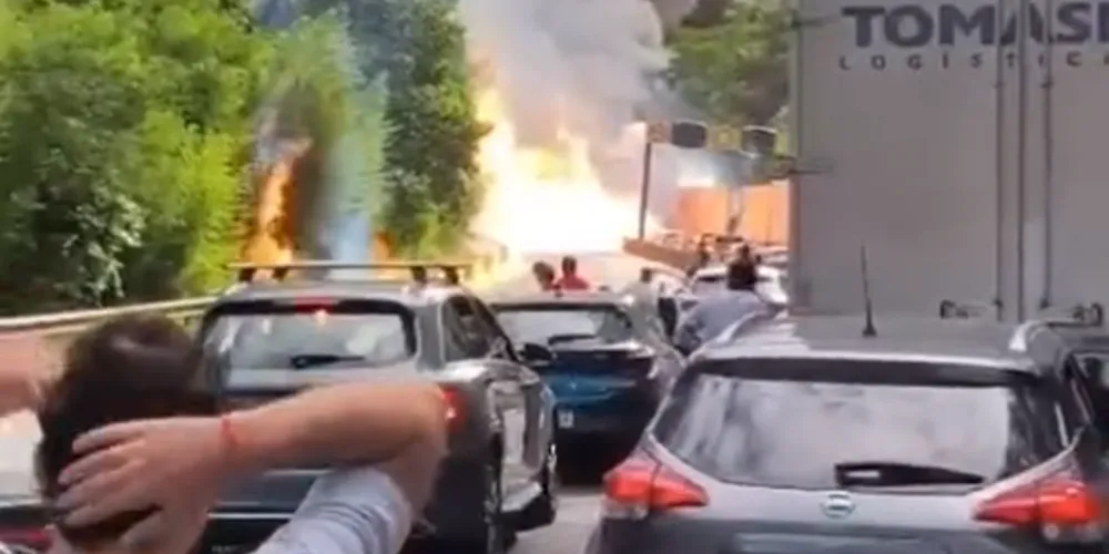 Acidente bloqueou a rodovia e o fogo atingiu inúmeros veículos