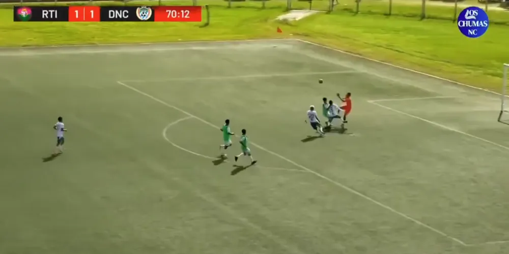 Momentos antes do impacto entre jogador e goleiro