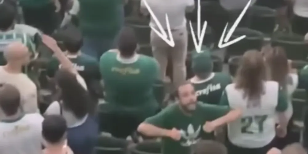 Torcedor do Palmeiras foi flagrado imitando um macaco para torcedores do Cerro Porteño