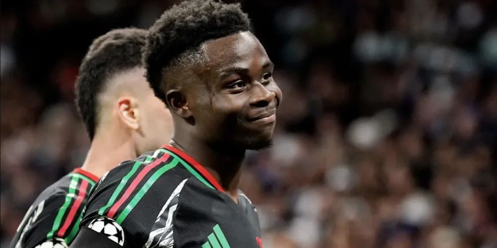 Saka comemorando gol do Arsenal sobre o Real Madrid no Santiago Bernabéu pela Champions