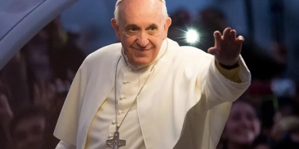 Papa Francisco acenando para fiéis
