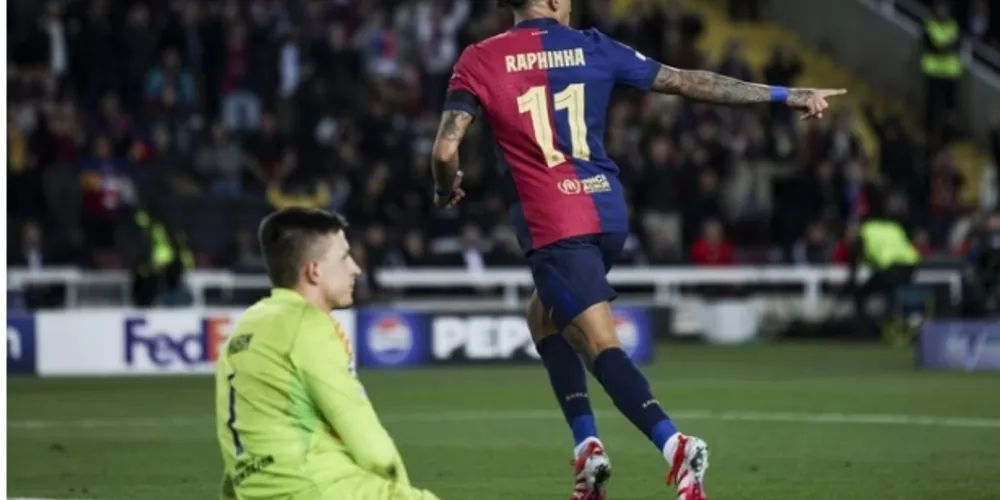 Raphinha balançou as redes em duas oportunidades contra o Benfica