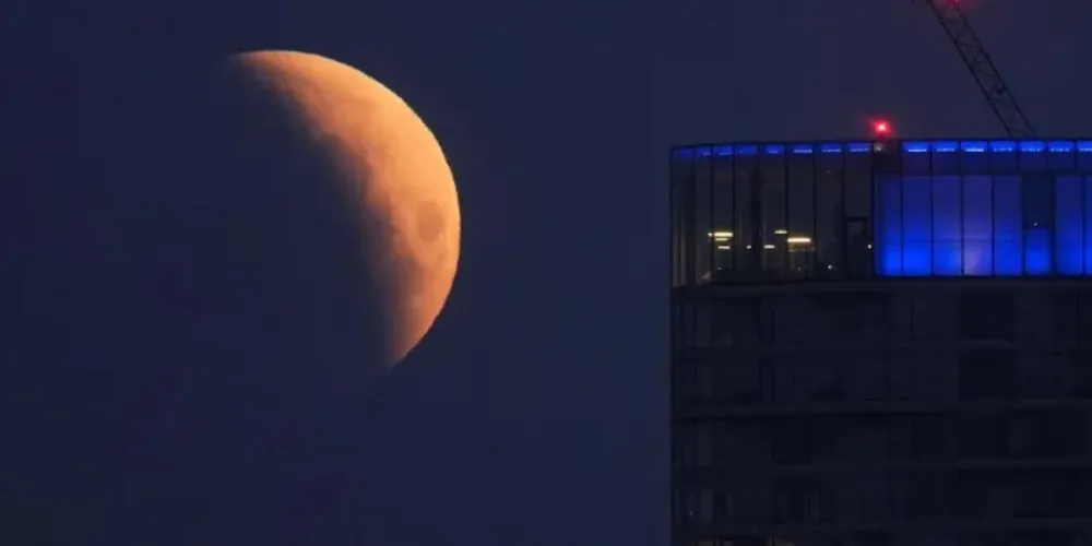 Em Londres, ela estava em um bom tamanho no céu durante a cobertura quase total