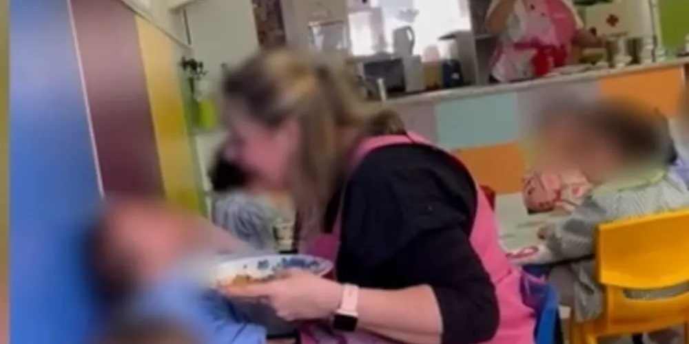 A estagiária entregou o material aos pais da criança, que procuraram a polícia