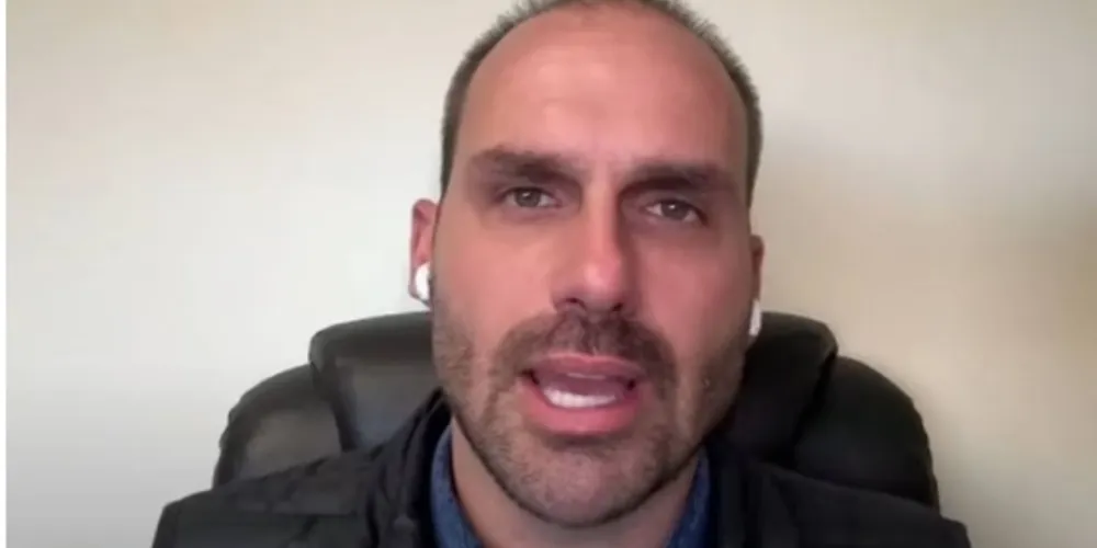 Eduardo Bolsonaro recebeu salário cheio referente a março, no valor de R$ 46.366,191