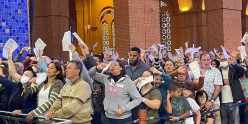 Fieis se reúnem em Santuário Nacional para missa de Páscoa