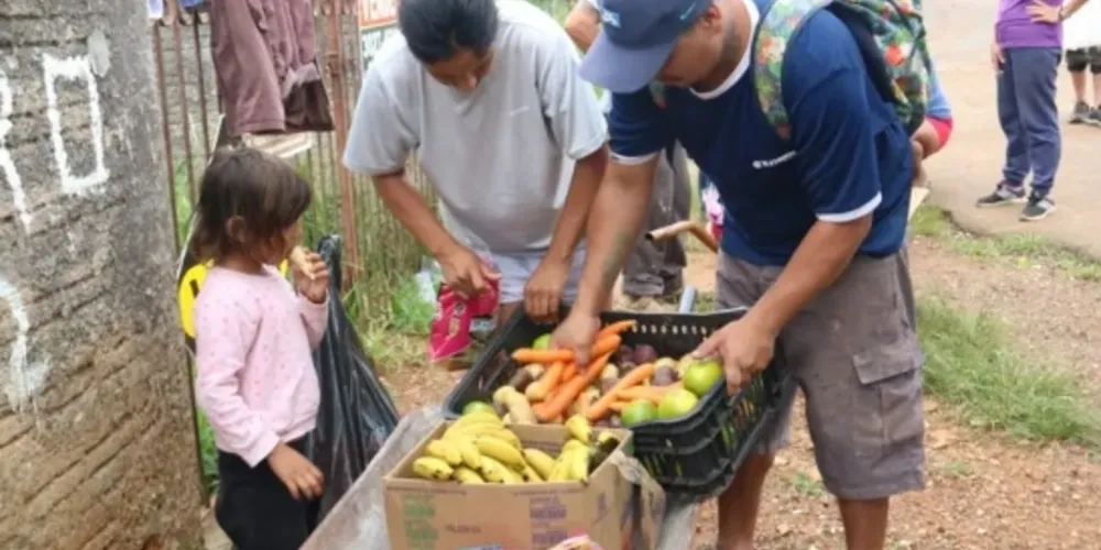 Equipes passam hoje por 14 pontos de distribuição na cidade, trocando recicláveis por frutas e verduras
