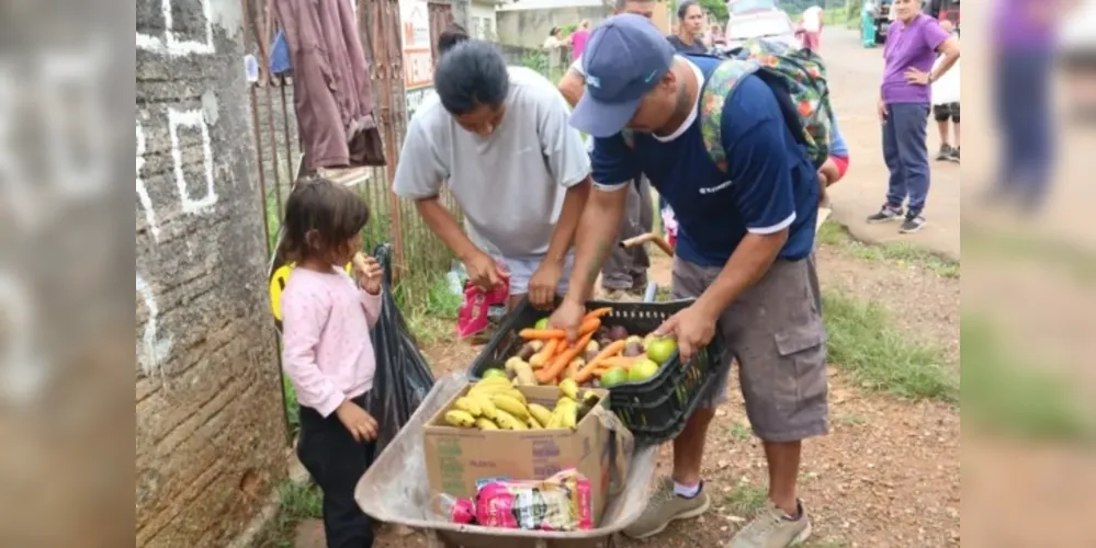 Equipes passam hoje por 14 pontos de distribuição na cidade, trocando recicláveis por frutas e verduras