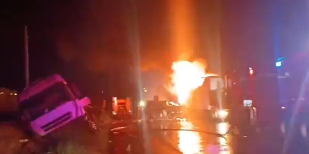 Pista permaneceu totalmente interditada no sentido crescente das 21h às 2h26 da madrugada