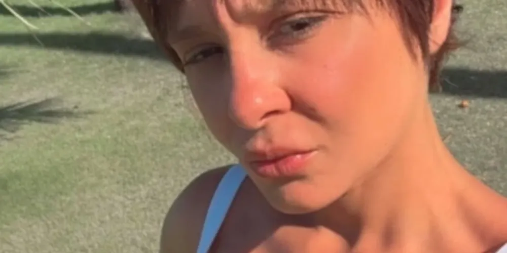 A cantora apareceu de cabelos curtíssimos