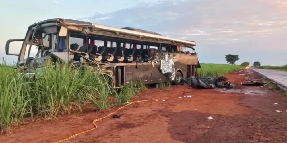 Ônibus que colidiu com caminhão entre Nuporanga (SP) e São José da Bela Vista (SP) ficou destruído