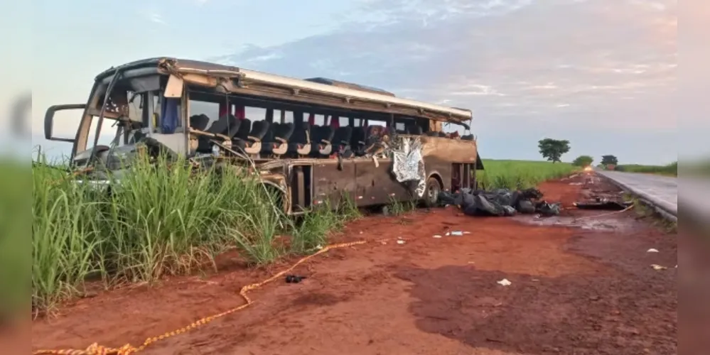 Ônibus que colidiu com caminhão entre Nuporanga (SP) e São José da Bela Vista (SP) ficou destruído