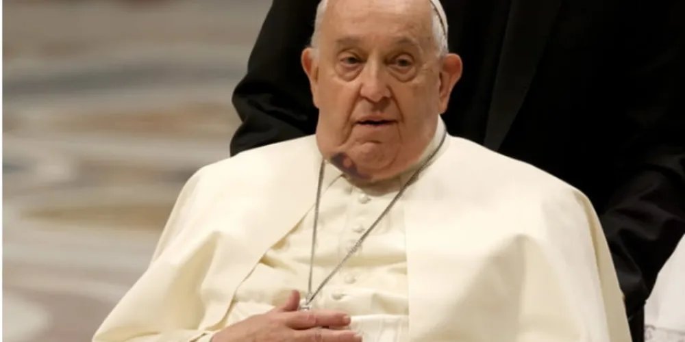 O comunicado também revelou que o papa “continua vigilante e passou o dia na poltrona"