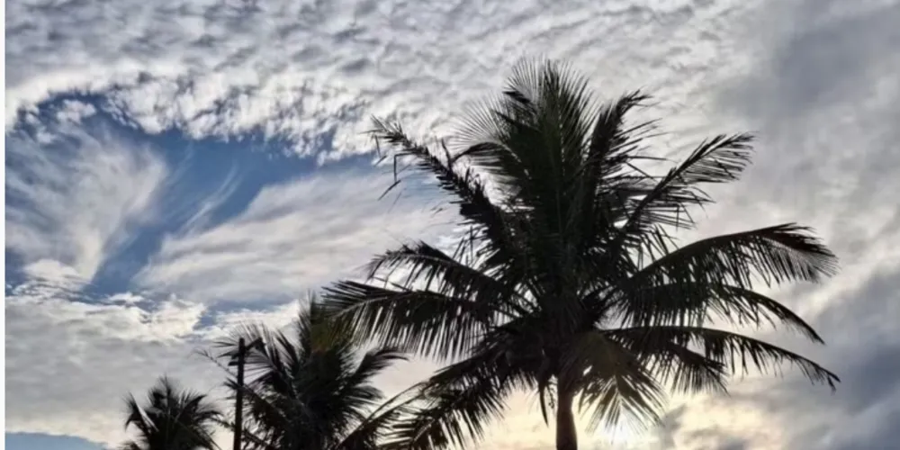 Buraco entre nuvens atraiu a atenção de moradores de Peruíbe