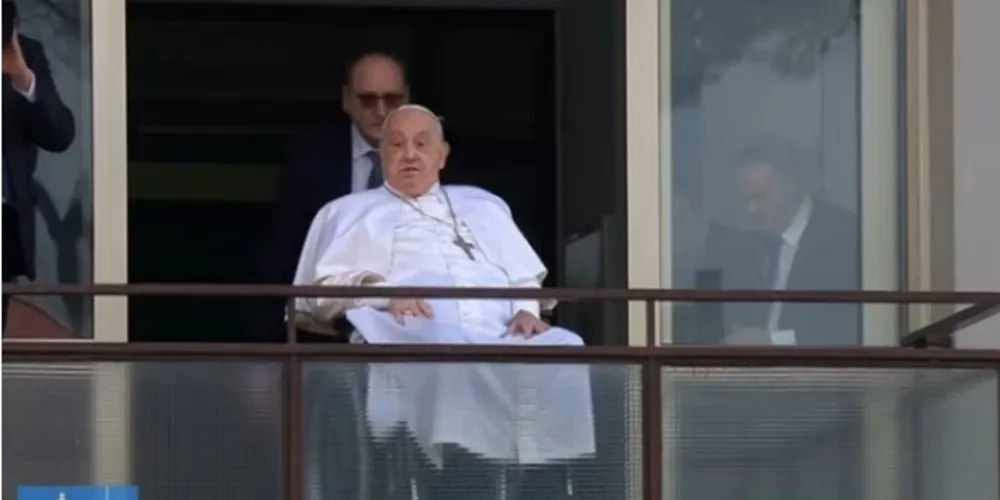 Papa recebeu alta hospitalar neste domingo