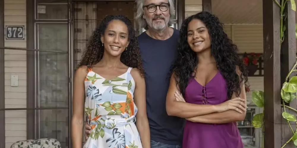 Taís Araujo e Bella Campos com o diretor Paulo Silvestrini nos bastidores de 'Vale tudo'