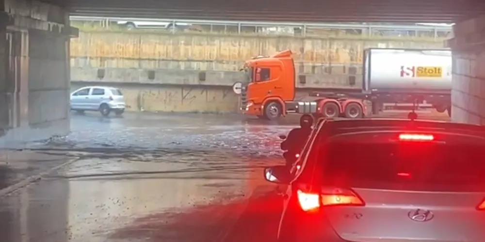 Além do Los Angeles, regiões como Ronda e Parque Alto Estrada registraram casos de alagamentos