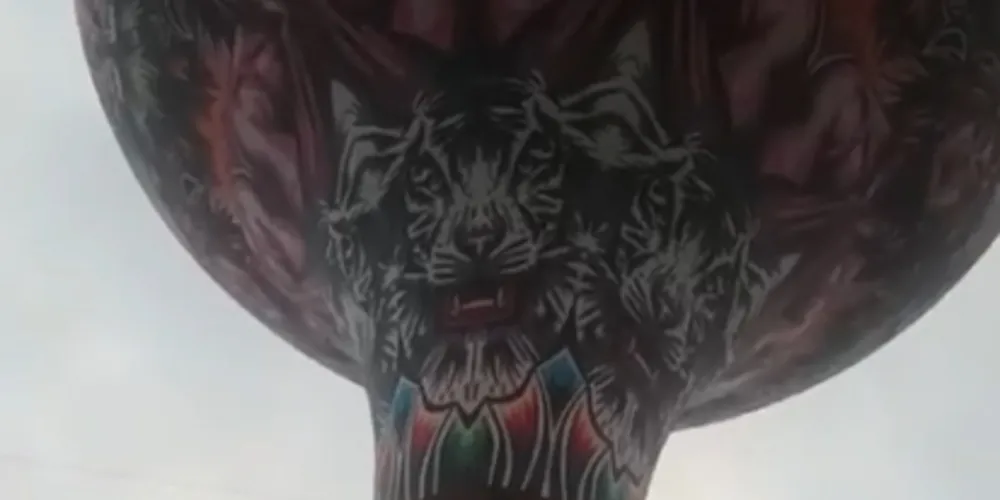 O balão carrega uma bandeira