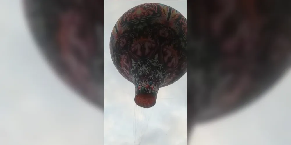 O balão carrega uma bandeira