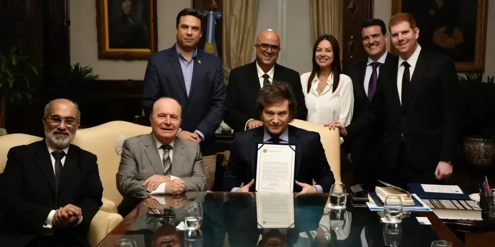 O presidente da Argentina, Javier Milei, posa para foto com o prêmio de Economista do Ano concedido pela Ordem dos Economistas do Brasil