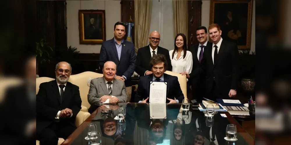 O presidente da Argentina, Javier Milei, posa para foto com o prêmio de Economista do Ano concedido pela Ordem dos Economistas do Brasil