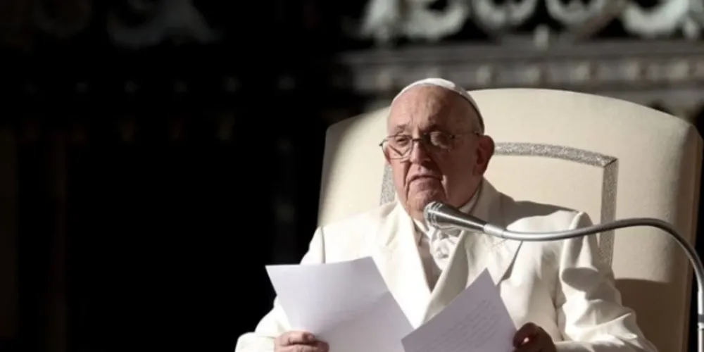 O líder religioso permanece na poltrona e foi informado sobre as orações direcionadas à recuperação de sua saúde