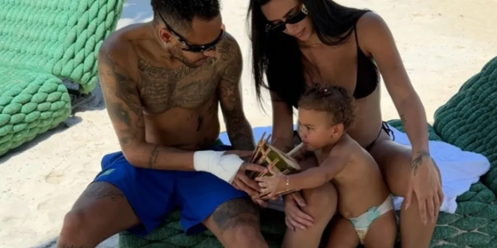 O casal tem a pequena Mavie, de um ano, e aguardam a chegada de Mel, que continua sendo gestada