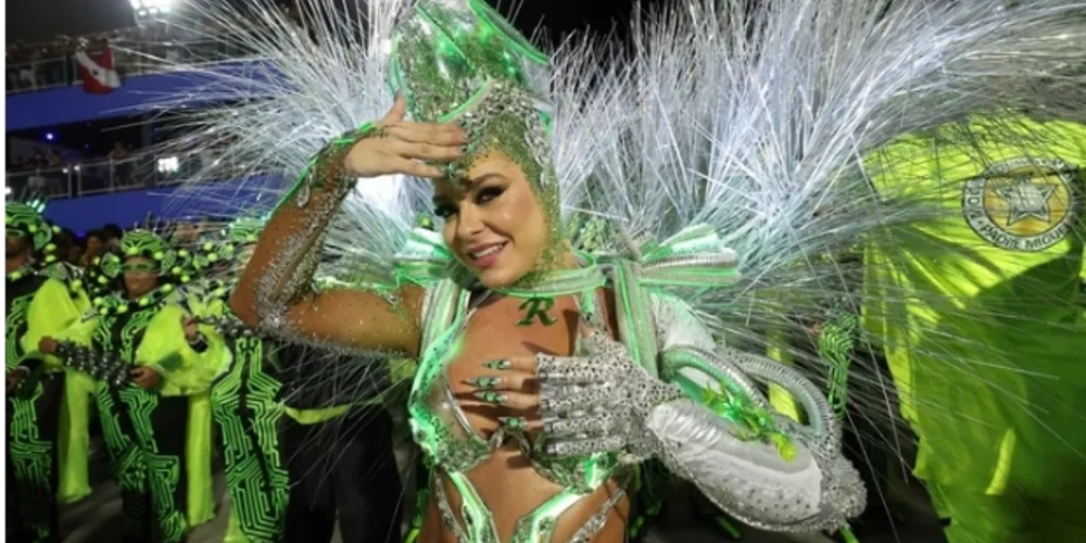 Fabíola usou a letra R no pescoço