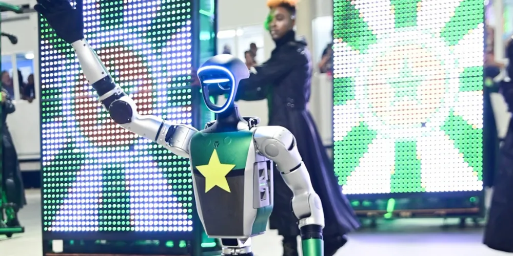 Um robô humanoide liderava dois robôs em formato de cães na comissão de frente da Mocidade Independente