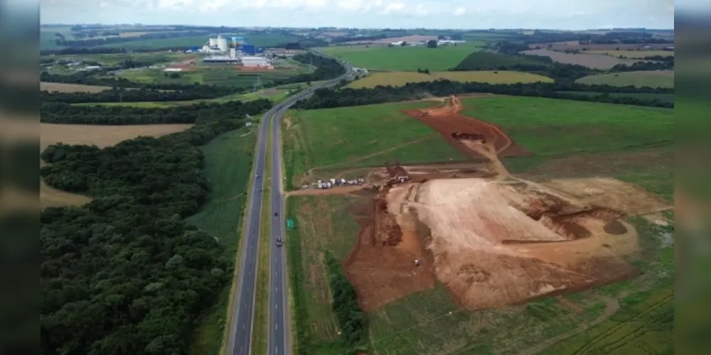 Escavadeiras e caminhões já iniciaram a terraplanagem da área do complexo industrial