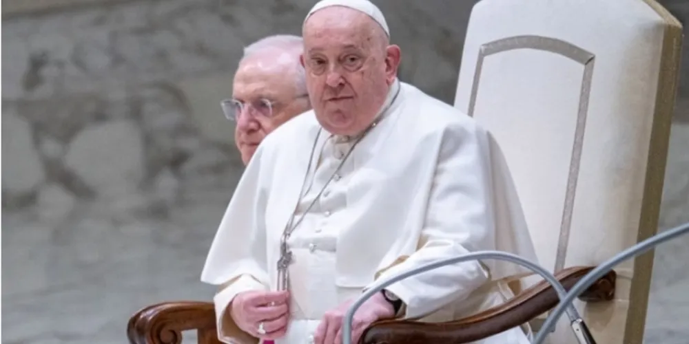 Um boletim médico divulgado no sábado (08) informou que o pontífice apresentou uma “melhora gradual e leve”
