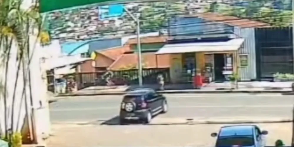 Situação foi registrada por uma câmera de segurança