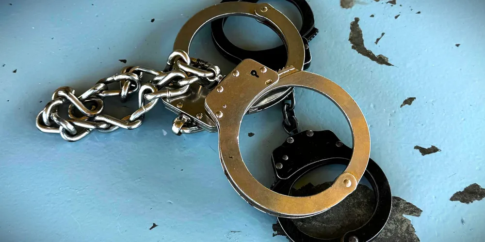 Uma das mulheres era mantida algemada e obrigada a realizar suas necessidades em um balde