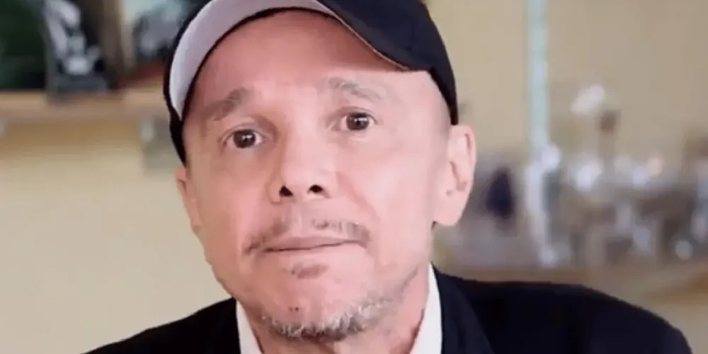 Cantor passou por três cirurgias no cérebro