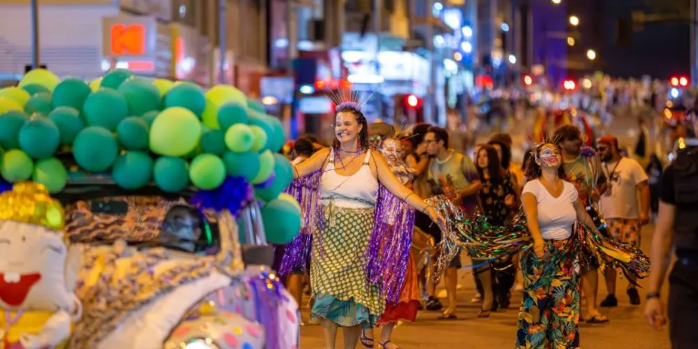 As principais ruas da cidade terão atrações com blocos e desfiles das Escolas de Samba