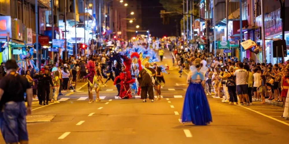 Desfile das escolas de samba leva alegria para toda  Avenida Vicente Machado