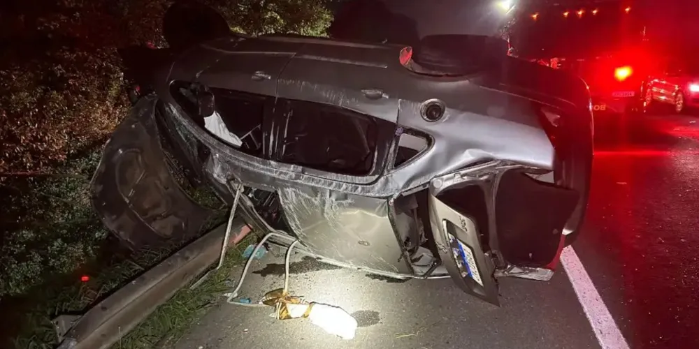 Carro acidentado na BR-277