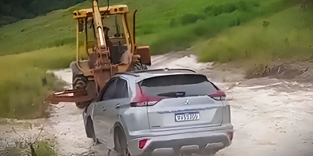 Trator foi utilizado para retirar o carro do local