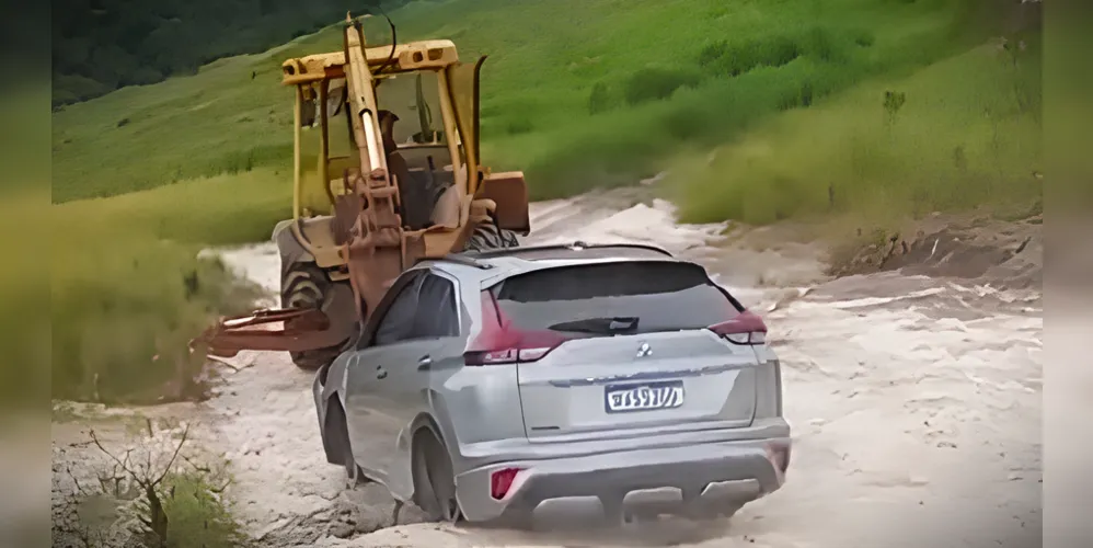 Trator foi utilizado para retirar o carro do local