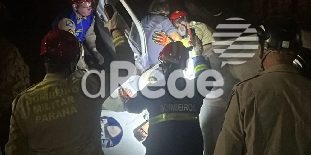 Vítima ficou encarcerada e precisou ser resgatada pelos Bombeiros