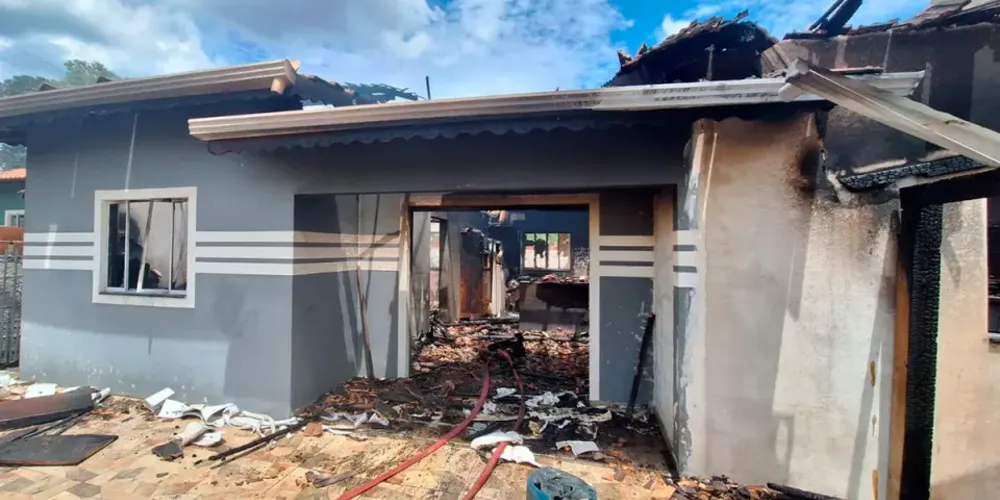 Casa ficou destruída após o incêndio
