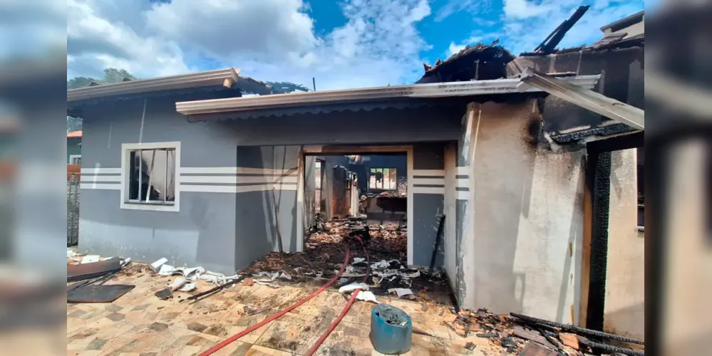 Casa ficou destruída após o incêndio