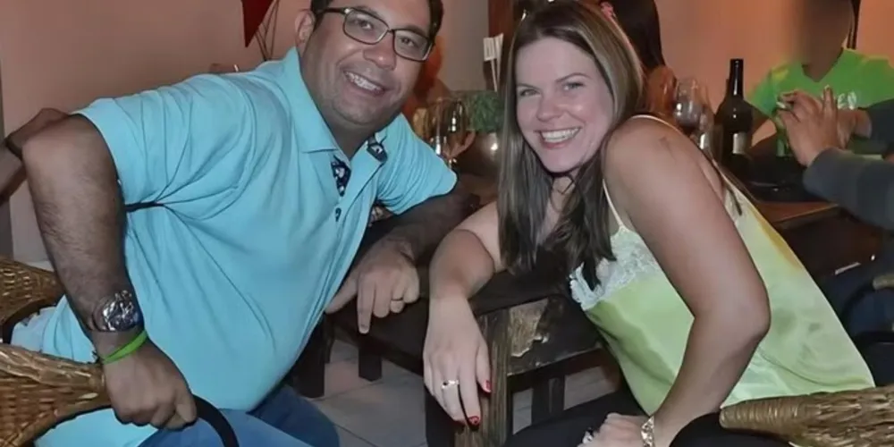 Na imagem, a professora Eliana Freitas posa ao lado do falecido marido Luiz Barreto