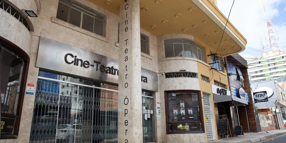 A fachada do Cine-Teatro Ópera