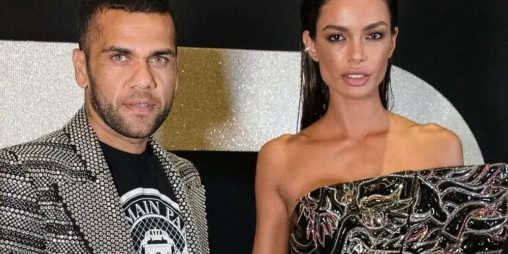 Daniel Alves na companhia de sua esposa Joana Sanz
