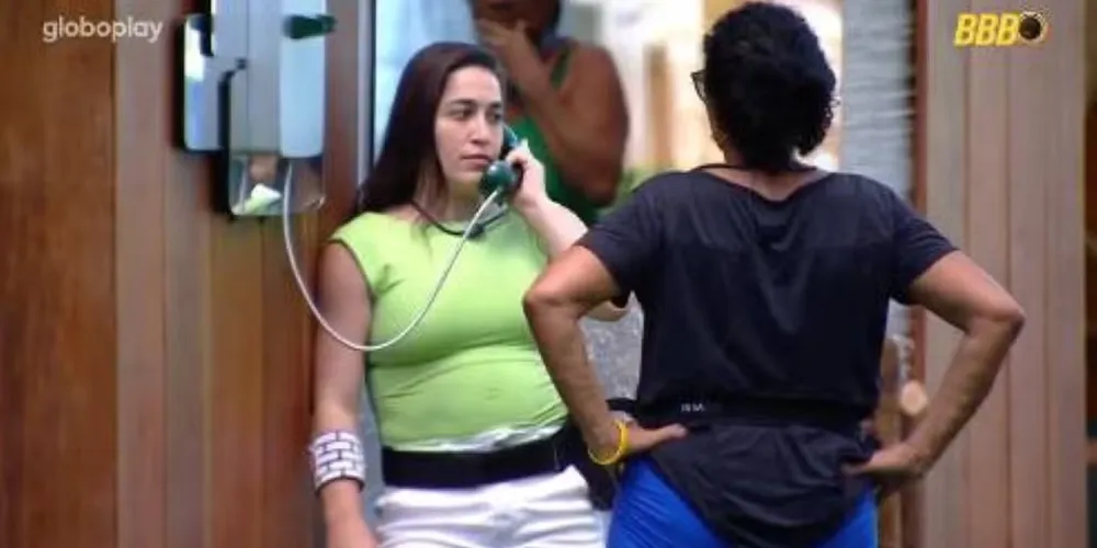 Daniele, conhecida por sua agilidade nas competições esportivas, não hesitou ao ouvir o som do telefone no jardim da casa